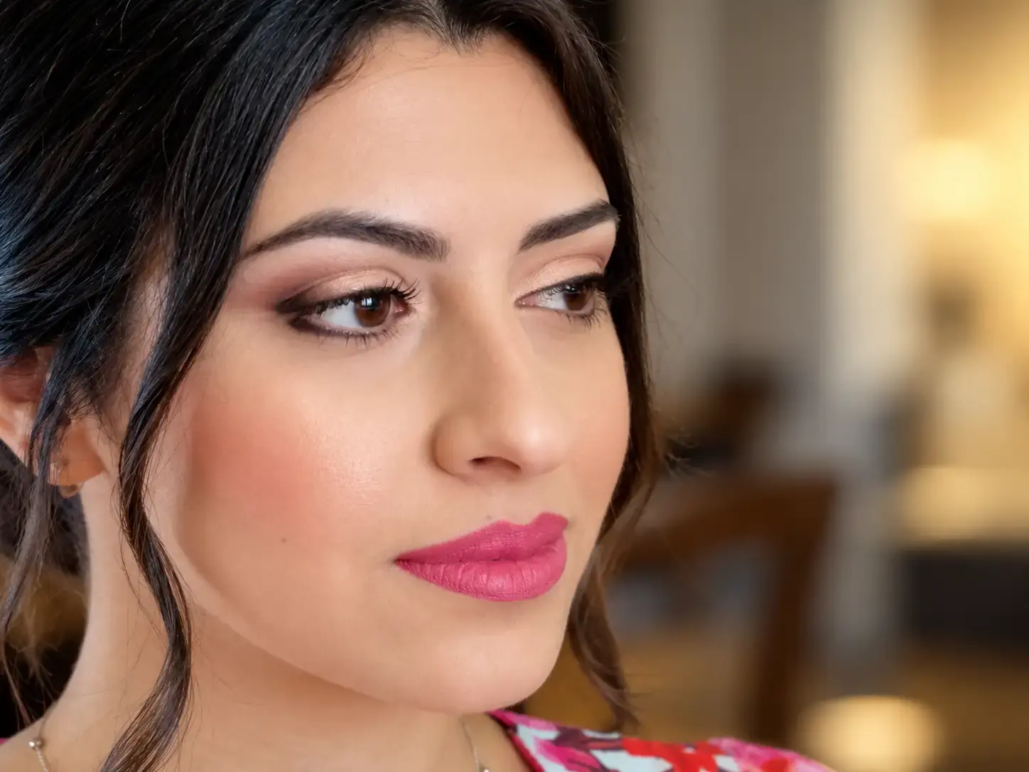 Make-up professionale: primo piano di una cliente con trucco occhi caldo e rossetto rosa