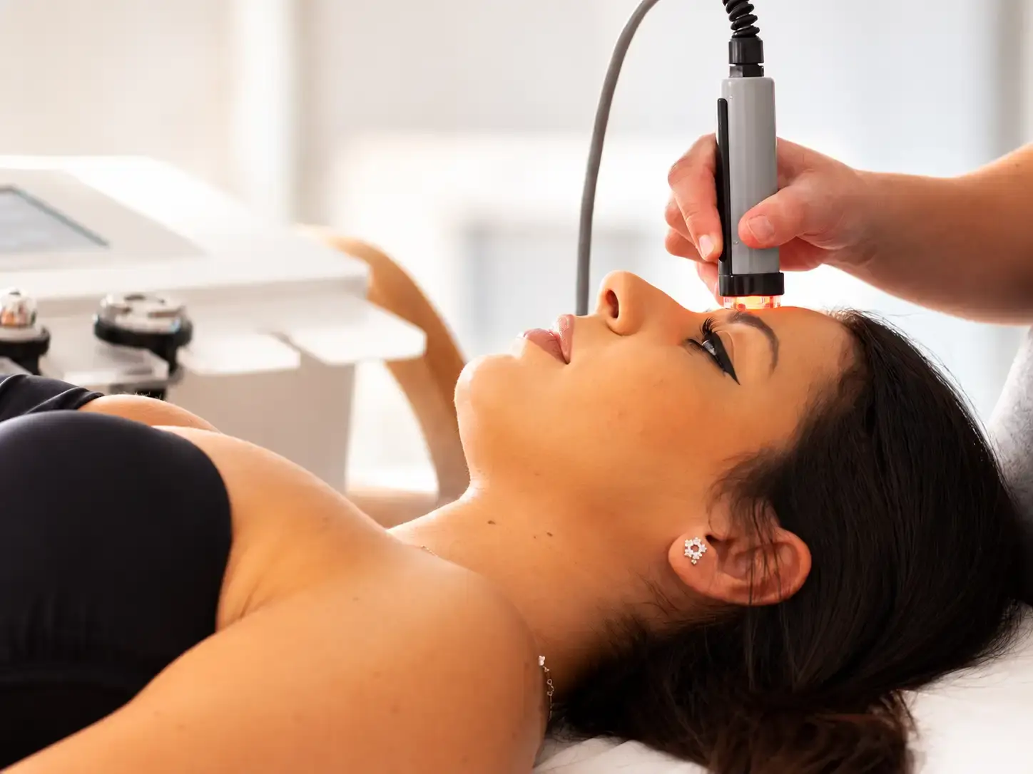 Trattamento viso personalizzato con tecnologia per l'estetica avanzata